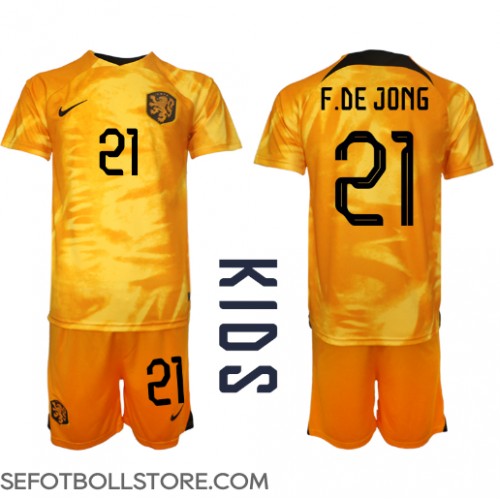 Nederländerna Frenkie de Jong #21 Replika babykläder Hemmaställ Barn VM 2022 Kortärmad (+ korta byxor)